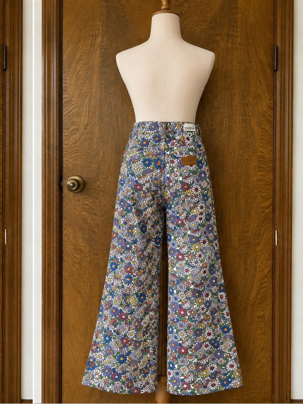 Wrangler Wanderer Size 30 Floral High Rise Wide Flare Leg Jeans NWT - Picture 2 of 8
